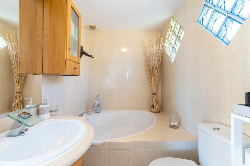 3 soverom Kjedet enebolig til salgs i Manilva med svømmebasseng - € 745 000 (Ref: 9431578)