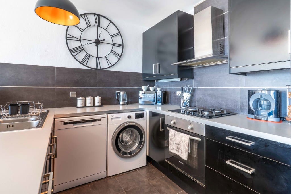 3 soverom Kjedet enebolig til salgs i Manilva med svømmebasseng - € 745 000 (Ref: 9431578)