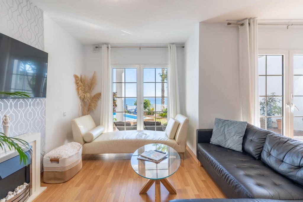 3 soverom Kjedet enebolig til salgs i Manilva med svømmebasseng - € 745 000 (Ref: 9431578)