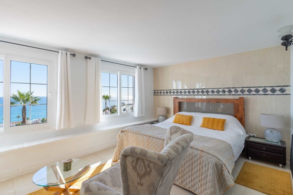 3 soverom Kjedet enebolig til salgs i Manilva med svømmebasseng - € 745 000 (Ref: 9431578)