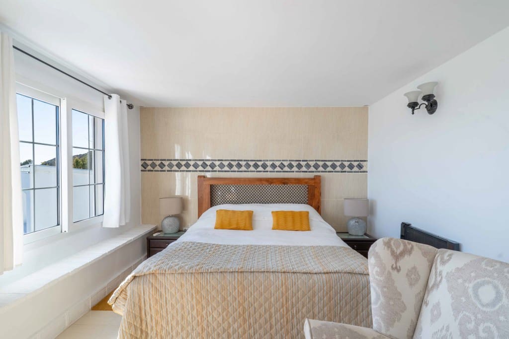 3 soverom Kjedet enebolig til salgs i Manilva med svømmebasseng - € 745 000 (Ref: 9431578)