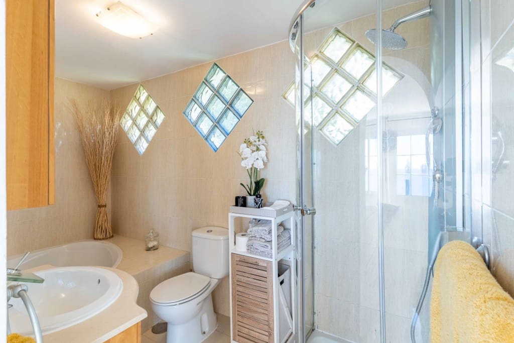 3 soverom Kjedet enebolig til salgs i Manilva med svømmebasseng - € 745 000 (Ref: 9431578)