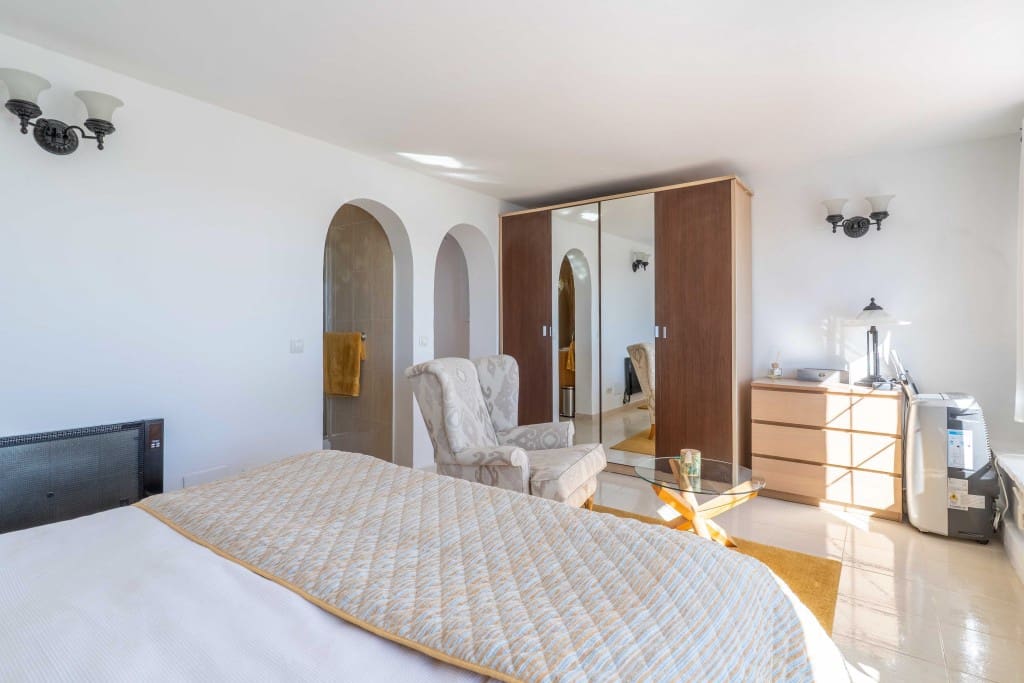 3 soverom Kjedet enebolig til salgs i Manilva med svømmebasseng - € 745 000 (Ref: 9431578)