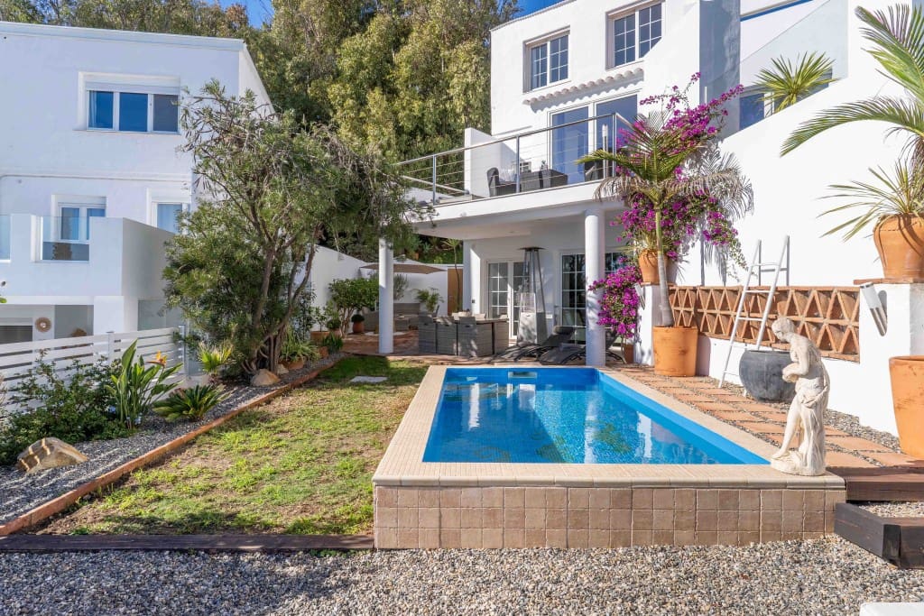 3 soverom Kjedet enebolig til salgs i Manilva med svømmebasseng - € 745 000 (Ref: 9431578)