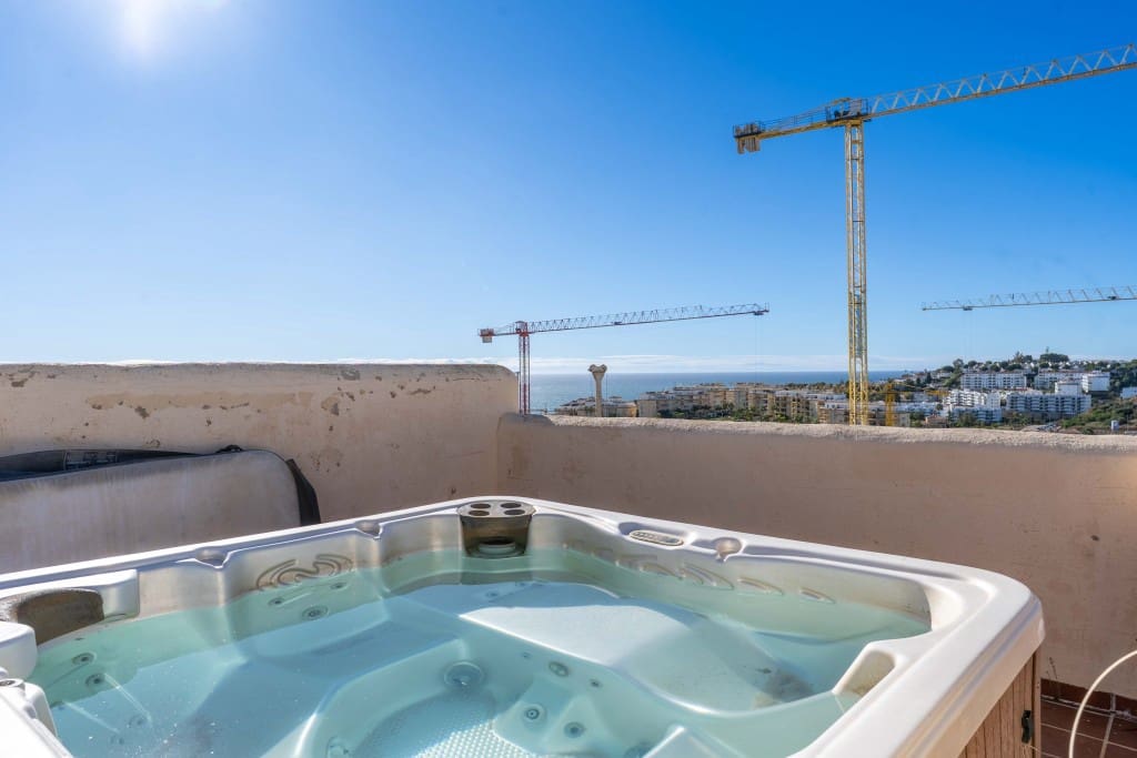 2 makuuhuone Omakotitalo myytävänä paikassa La Cala de Mijas mukana uima-altaan - 420 000 € (Ref: 9431579)