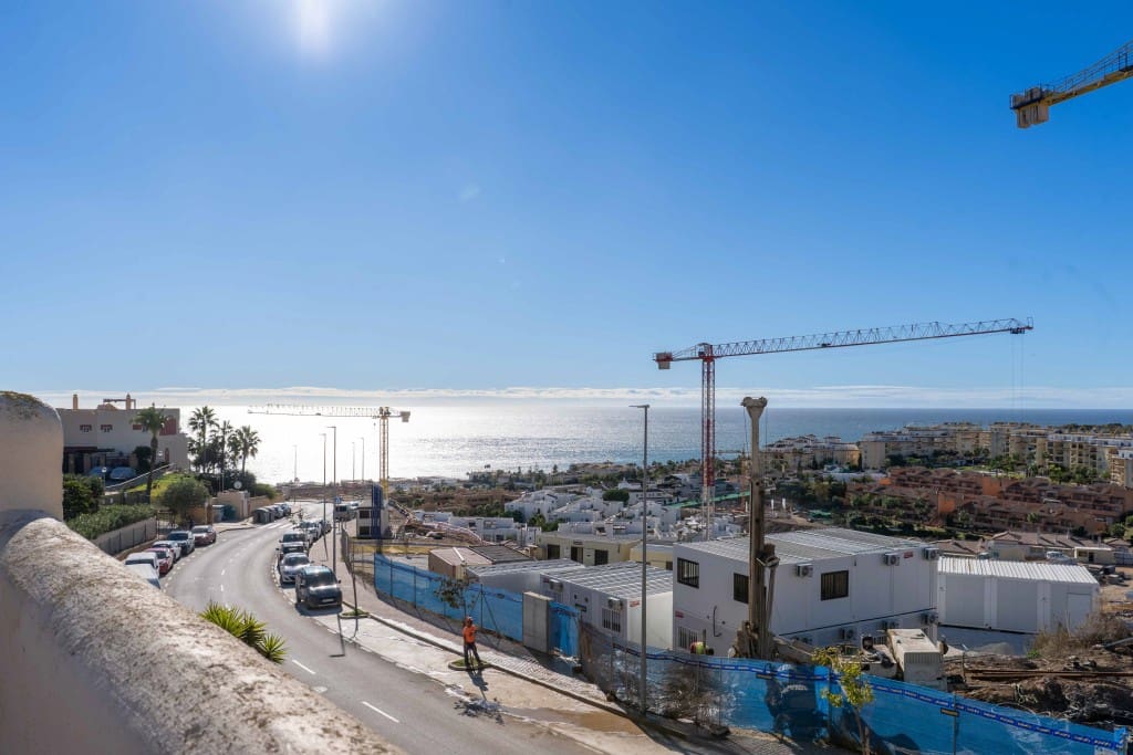 2 makuuhuone Omakotitalo myytävänä paikassa La Cala de Mijas mukana uima-altaan - 420 000 € (Ref: 9431579)