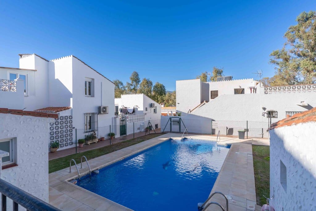 3 makuuhuone Paritalo myytävänä paikassa Estepona mukana uima-altaan - 360 000 € (Ref: 9431581)