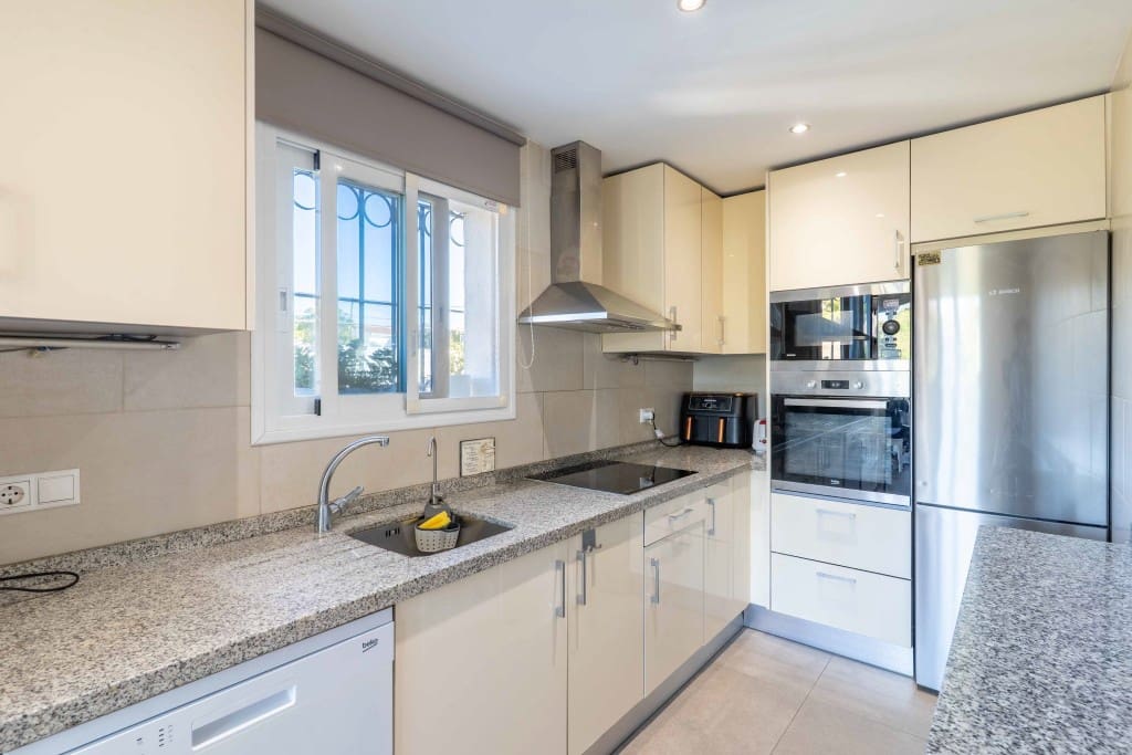 3 makuuhuone Paritalo myytävänä paikassa Estepona mukana uima-altaan - 360 000 € (Ref: 9431581)