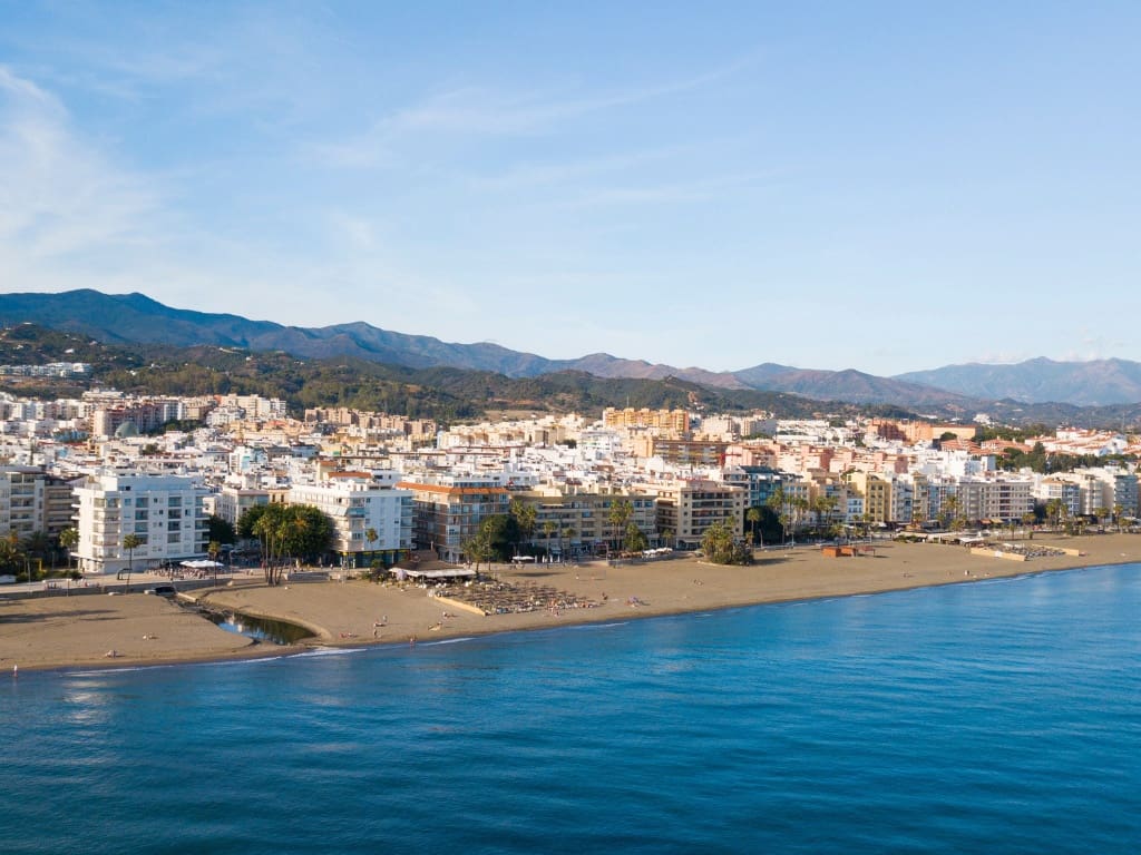 3 quarto Moradia Geminada para venda em Estepona com piscina - 360 000 € (Ref: 9431581)