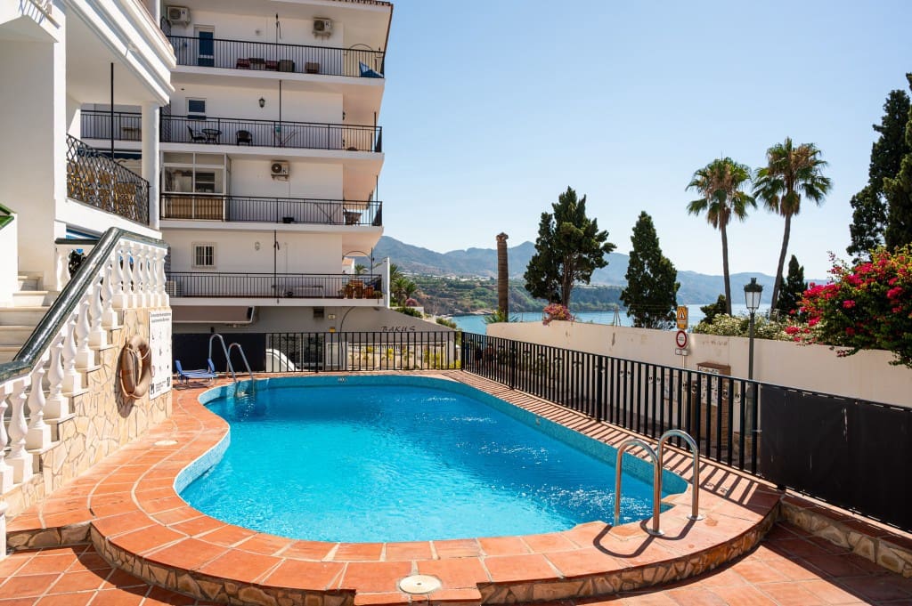 2 sovrum Lägenhet till salu i Nerja med pool - 350 000 € (Ref: 9445861)