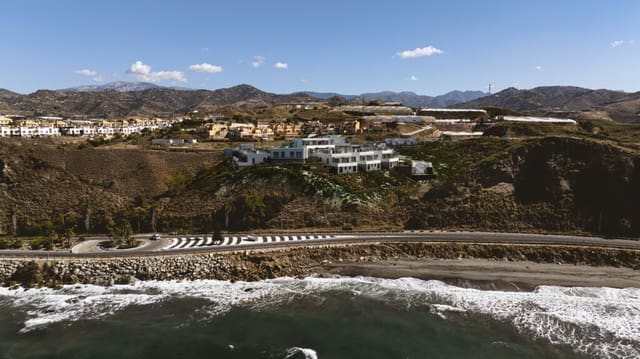 3 soverom Kjedet enebolig til salgs i Lagos, Vélez-Málaga med svømmebasseng garasje - € 464 000 (Ref: 9445863)