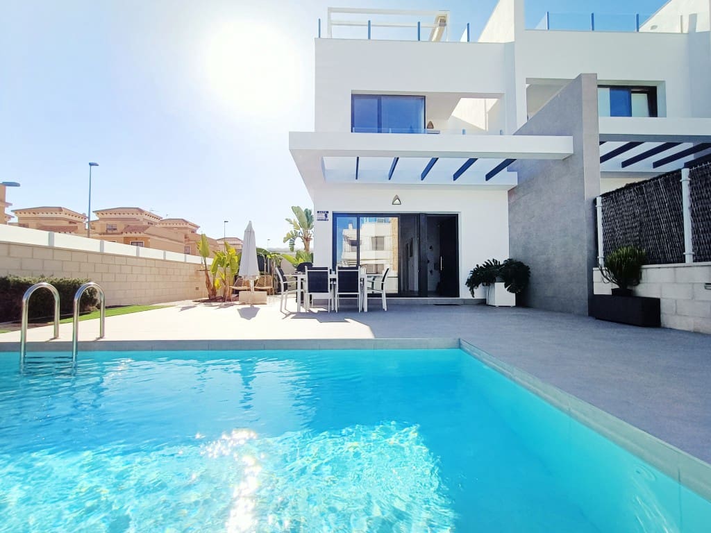 3 soveværelse Semi-Rækkehus til salg i Villamartin med swimmingpool - € 395.000 (Ref: 9445865)