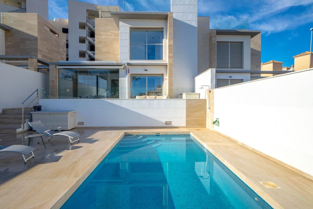 4 soverom Kjedet enebolig til salgs i Villamartin med svømmebasseng - € 499 900 (Ref: 9450246)