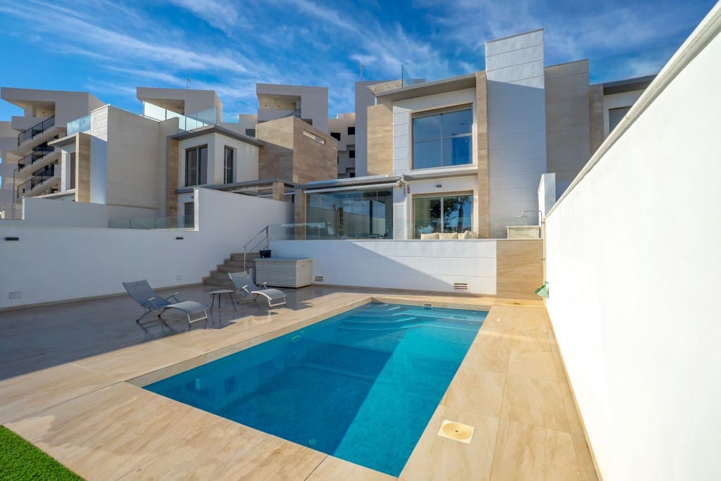 4 soverom Kjedet enebolig til salgs i Villamartin med svømmebasseng - € 499 900 (Ref: 9450246)