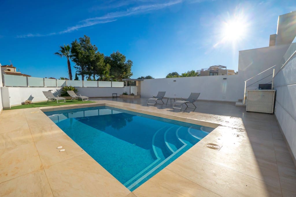 4 soverom Kjedet enebolig til salgs i Villamartin med svømmebasseng - € 499 900 (Ref: 9450246)