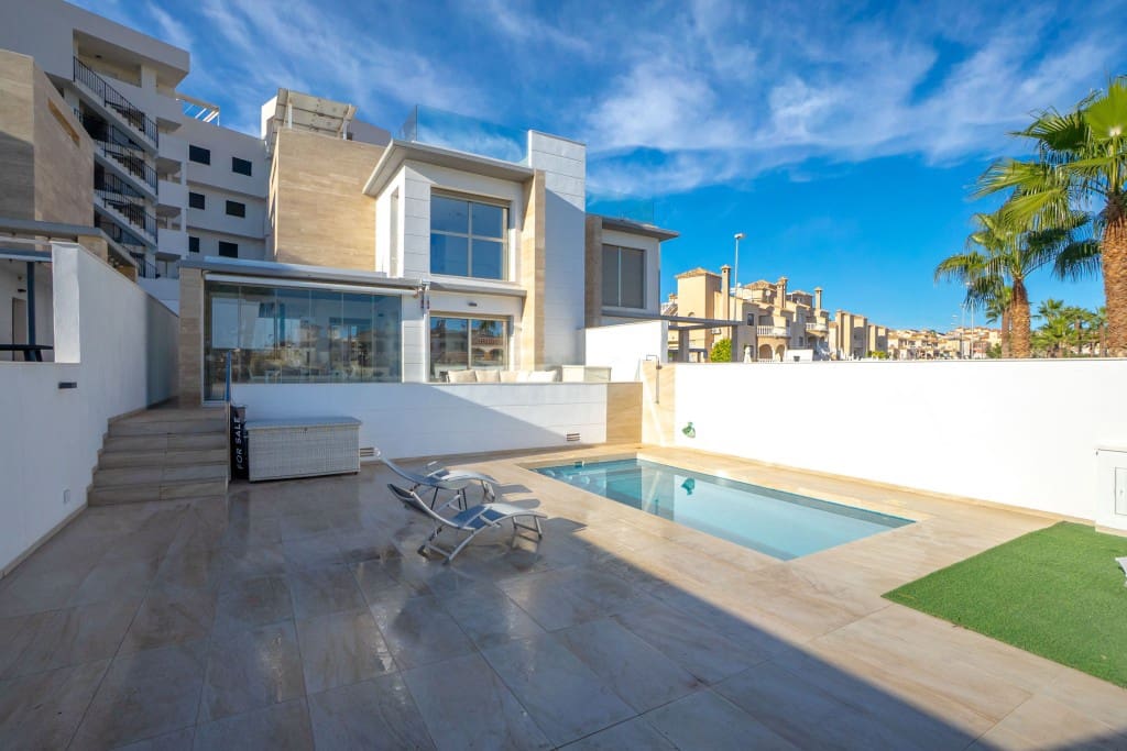 4 soverom Kjedet enebolig til salgs i Villamartin med svømmebasseng - € 499 900 (Ref: 9450246)