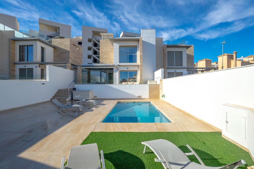 4 soverom Kjedet enebolig til salgs i Villamartin med svømmebasseng - € 499 900 (Ref: 9450246)
