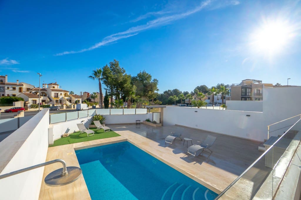 4 soverom Kjedet enebolig til salgs i Villamartin med svømmebasseng - € 499 900 (Ref: 9450246)