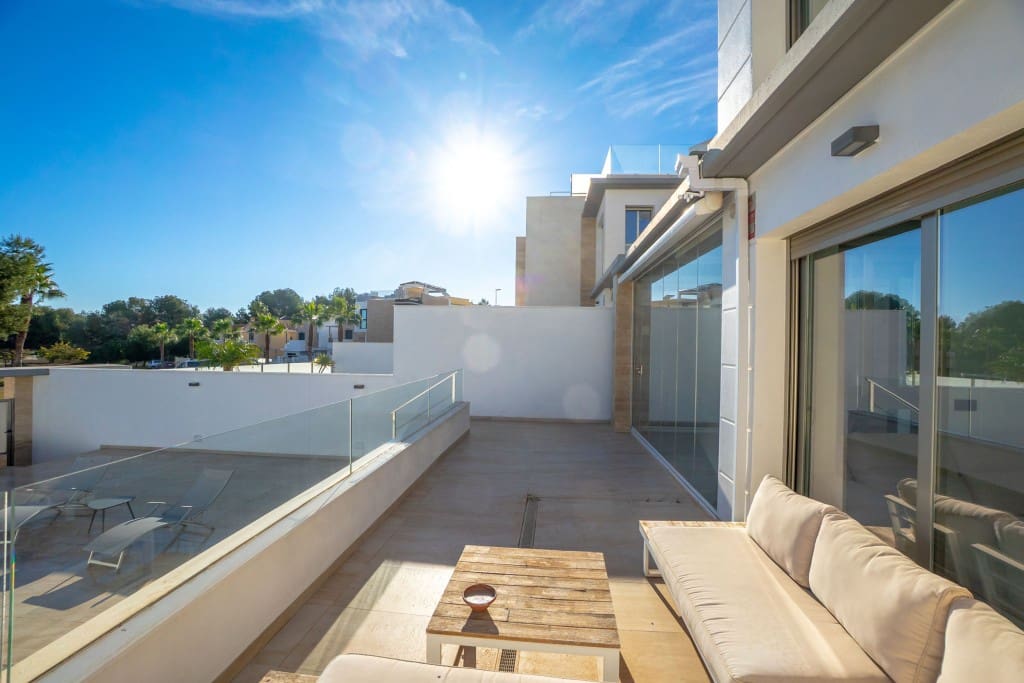 4 soverom Kjedet enebolig til salgs i Villamartin med svømmebasseng - € 499 900 (Ref: 9450246)