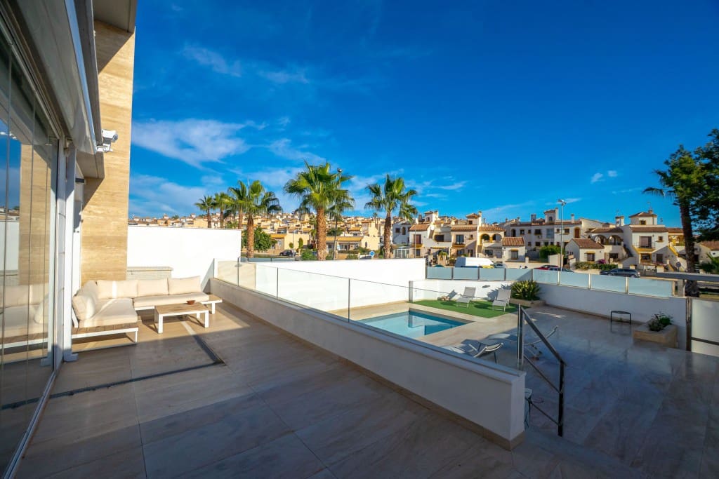 4 soverom Kjedet enebolig til salgs i Villamartin med svømmebasseng - € 499 900 (Ref: 9450246)