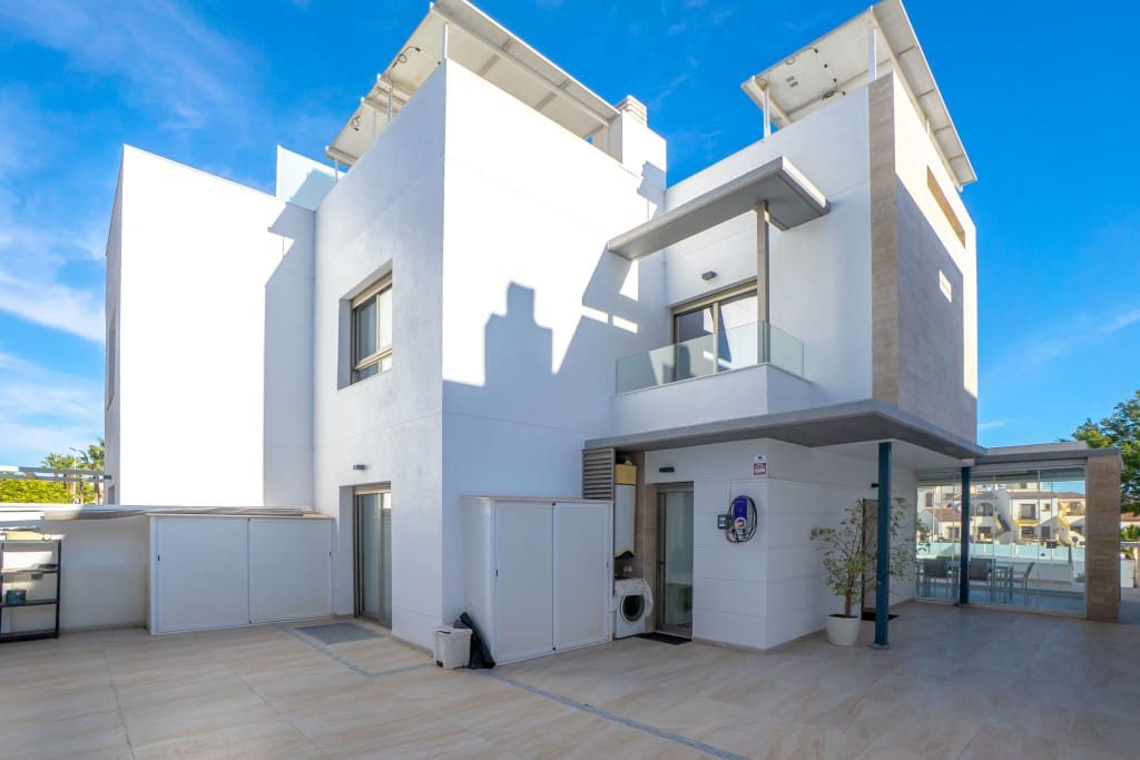 4 soverom Kjedet enebolig til salgs i Villamartin med svømmebasseng - € 499 900 (Ref: 9450246)