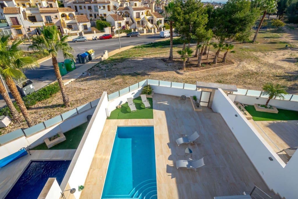 4 soverom Kjedet enebolig til salgs i Villamartin med svømmebasseng - € 499 900 (Ref: 9450246)