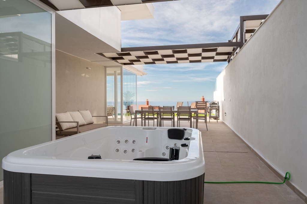 2 slaapkamer Appartement te koop in Nerja met zwembad - € 738.900 (Ref: 9450250)