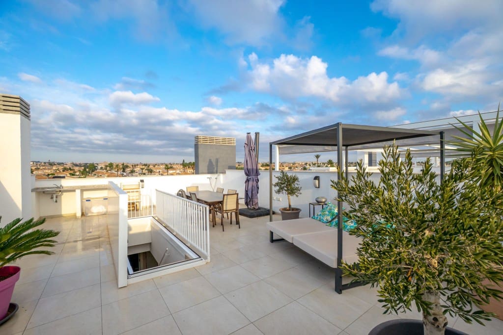 2 makuuhuone Kattohuoneisto myytävänä paikassa Playa Flamenca mukana uima-altaan 
autotalli - 499 000 € (Ref: 9455916)