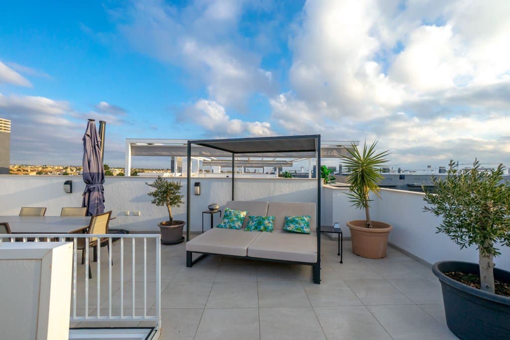 2 makuuhuone Kattohuoneisto myytävänä paikassa Playa Flamenca mukana uima-altaan 
autotalli - 499 000 € (Ref: 9455916)