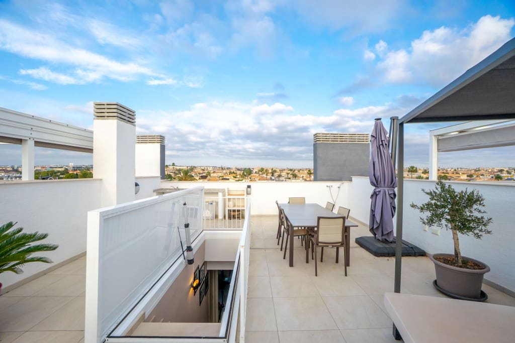 2 makuuhuone Kattohuoneisto myytävänä paikassa Playa Flamenca mukana uima-altaan 
autotalli - 499 000 € (Ref: 9455916)