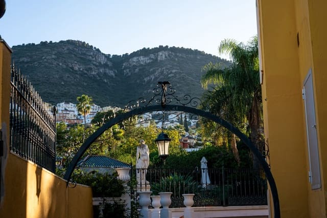 7 Zimmer Villa zu verkaufen in Alhaurín de la Torre mit Pool Garage - 815.000 € (Ref: 9470515)