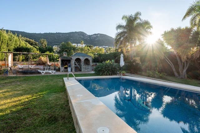 7 Zimmer Villa zu verkaufen in Alhaurín de la Torre mit Pool Garage - 815.000 € (Ref: 9470515)