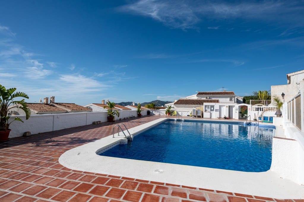 2 sovrum Lägenhet till salu i Nerja med pool - 205 000 € (Ref: 9470518)