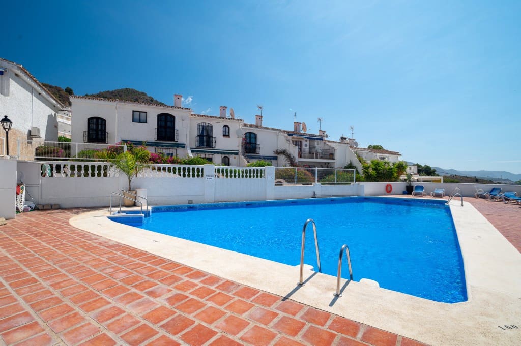 2 sovrum Lägenhet till salu i Nerja med pool - 205 000 € (Ref: 9470518)