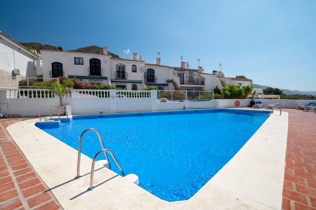 2 sovrum Lägenhet till salu i Nerja med pool - 205 000 € (Ref: 9470518)