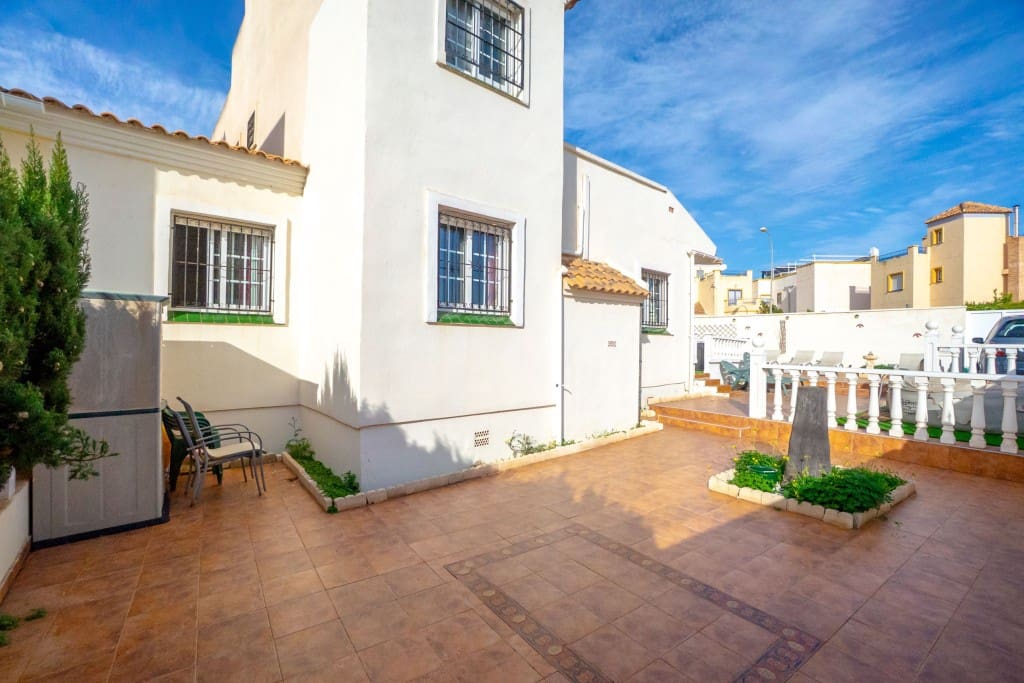 3 bedroom Townhouse for sale in Playa Flamenca with pool - € 249,000 (Ref: 9470519)