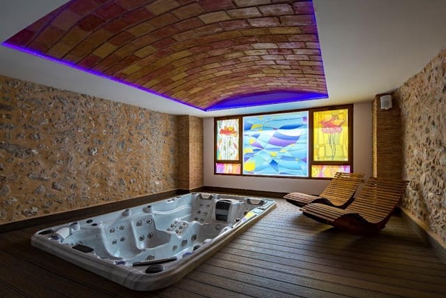 20 slaapkamer Hotel te koop in Alicante stad met garage - € 3.500.000 (Ref: 9496900)