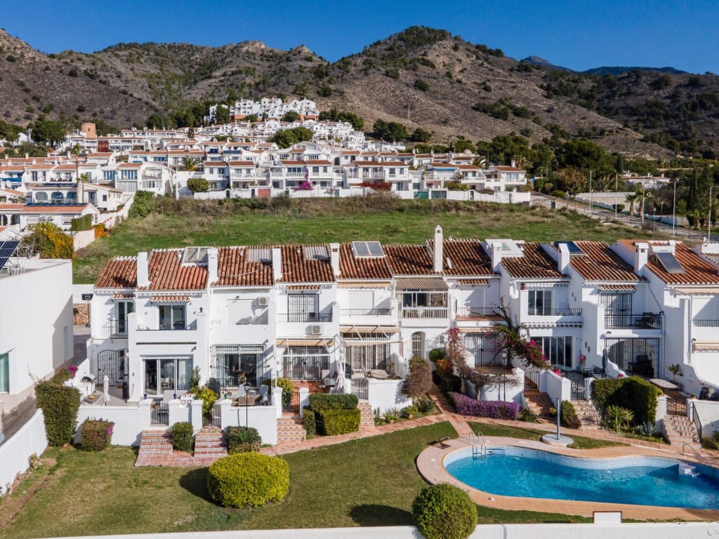 3 soveværelse Semi-Rækkehus til salg i Nerja med swimmingpool garage - € 525.000 (Ref: 9501878)