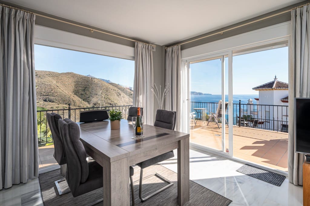 Chalet de 3 habitaciones en Torrox-Costa en venta con piscina - 825.000 € (Ref: 9503896)