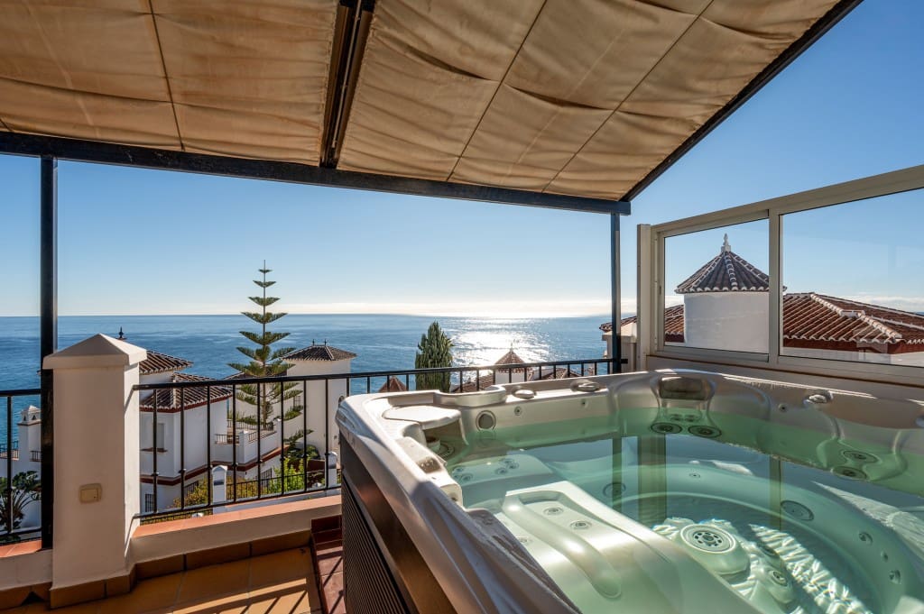 Chalet de 3 habitaciones en Torrox-Costa en venta con piscina - 825.000 € (Ref: 9503896)