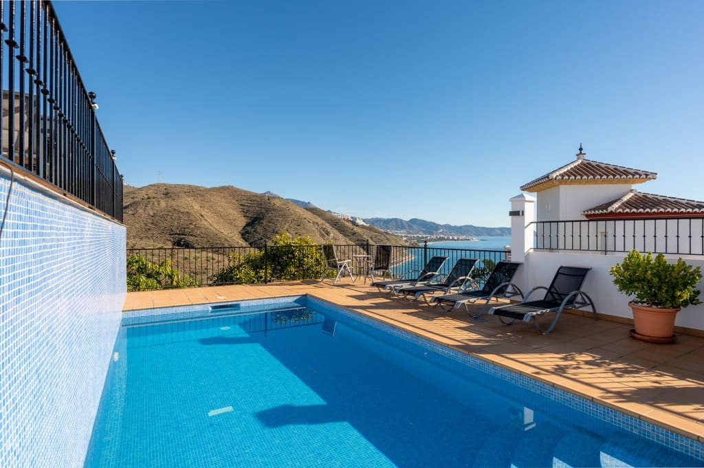 Chalet de 3 habitaciones en Torrox-Costa en venta con piscina - 825.000 € (Ref: 9503896)