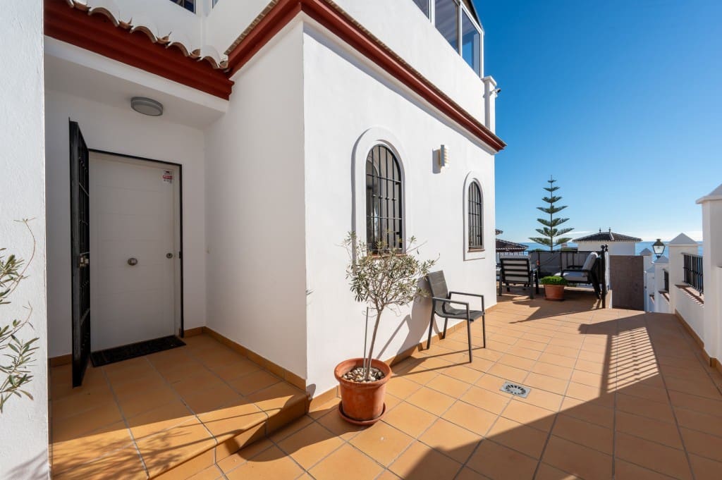 Chalet de 3 habitaciones en Torrox-Costa en venta con piscina - 825.000 € (Ref: 9503896)