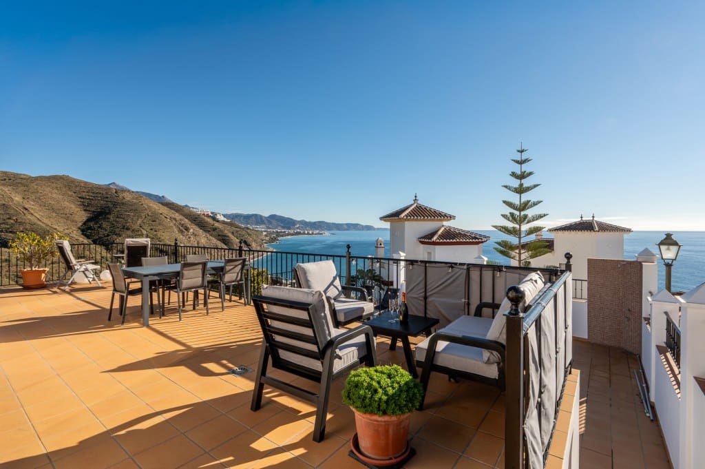 Chalet de 3 habitaciones en Torrox-Costa en venta con piscina - 825.000 € (Ref: 9503896)