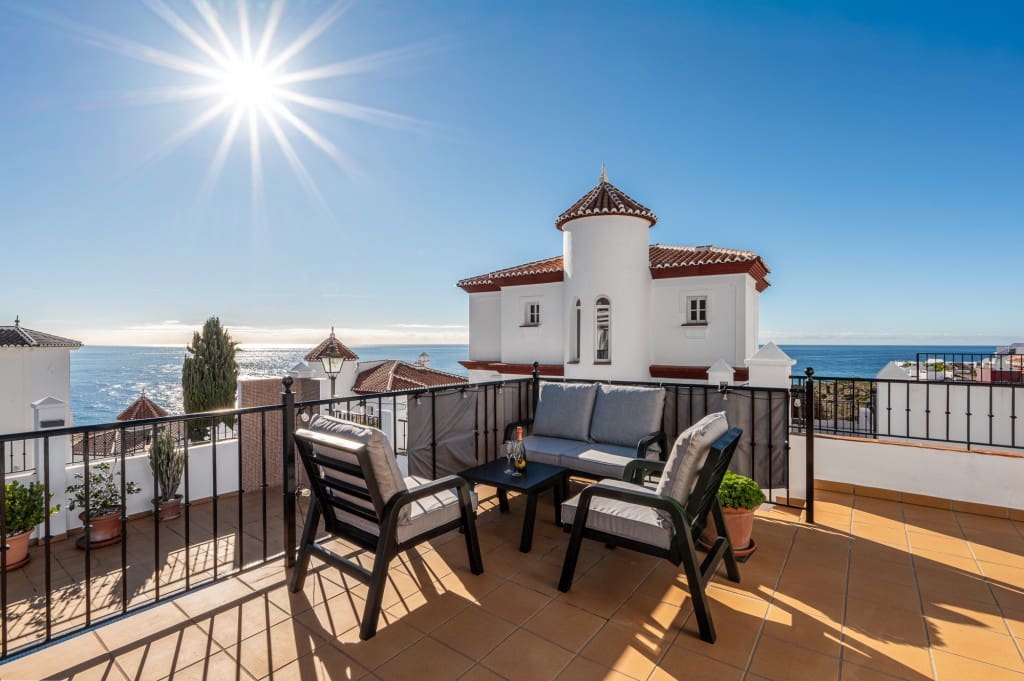 Chalet de 3 habitaciones en Torrox-Costa en venta con piscina - 825.000 € (Ref: 9503896)