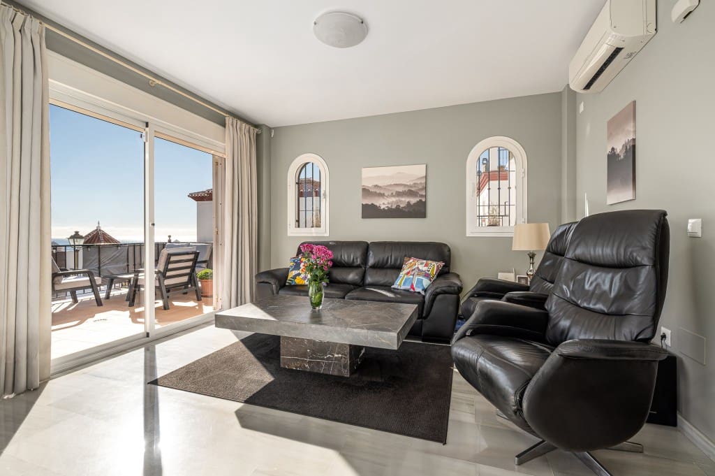 Chalet de 3 habitaciones en Torrox-Costa en venta con piscina - 825.000 € (Ref: 9503896)