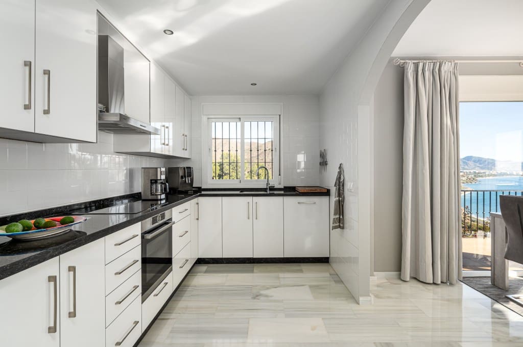 Chalet de 3 habitaciones en Torrox-Costa en venta con piscina - 825.000 € (Ref: 9503896)