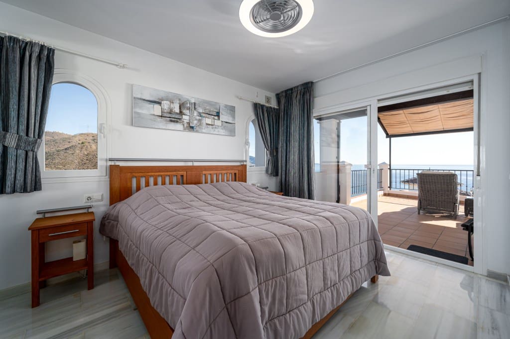 Chalet de 3 habitaciones en Torrox-Costa en venta con piscina - 825.000 € (Ref: 9503896)