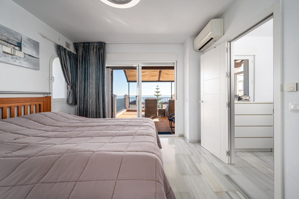 Chalet de 3 habitaciones en Torrox-Costa en venta con piscina - 825.000 € (Ref: 9503896)