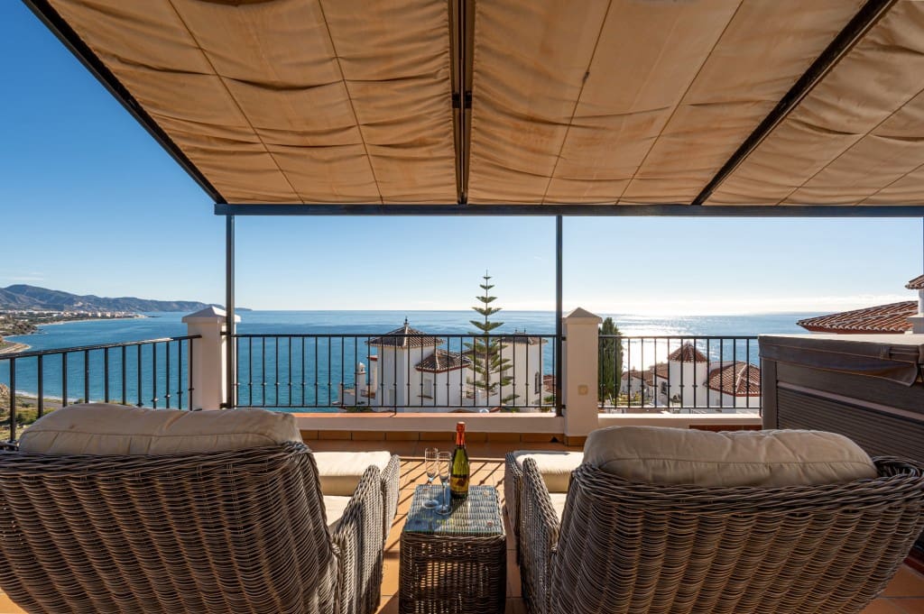 Chalet de 3 habitaciones en Torrox-Costa en venta con piscina - 825.000 € (Ref: 9503896)