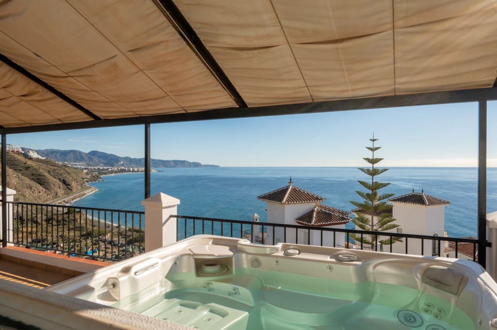 Chalet de 3 habitaciones en Torrox-Costa en venta con piscina - 825.000 € (Ref: 9503896)